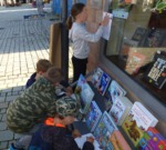 Kinder vor Schaufenster Buchladen